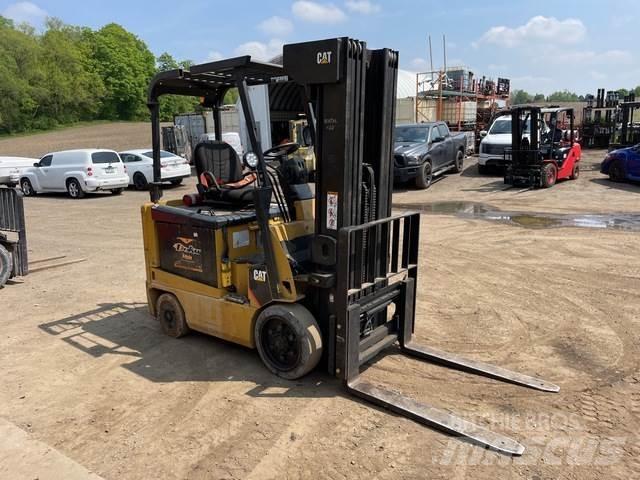 CAT E5000 Електрически вилични кари-повдигачи