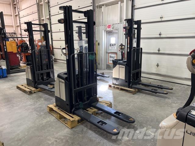 Crown ES 4000 Самоходни товарачи