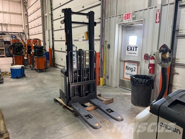 Crown ES 4000 Самоходни товарачи