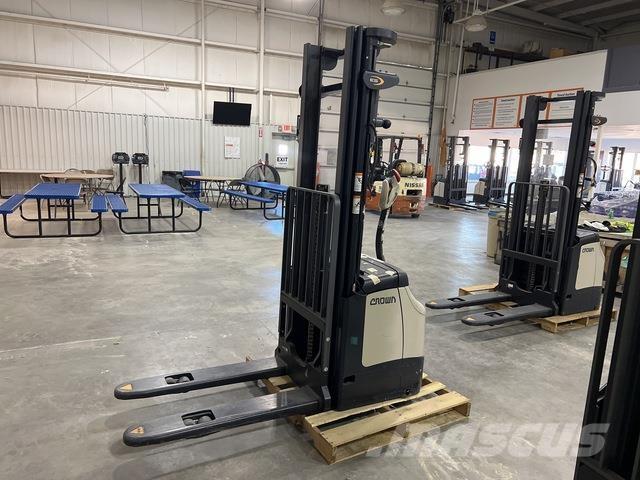 Crown ES 4000 Самоходни товарачи