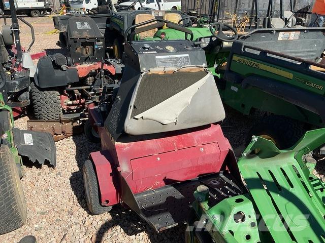 Exmark  Оборудване за аериране и отстраняване на мъртви листа от тревни площи