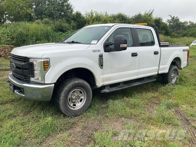 Ford F-250 Пикапи