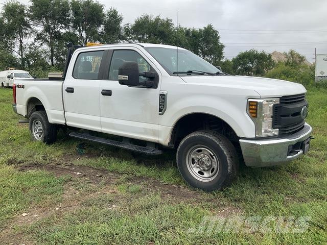 Ford F-250 Пикапи