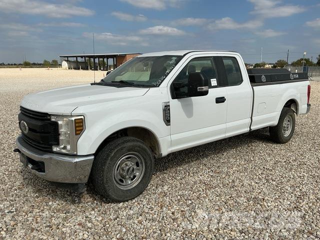 Ford F-250 Пикапи