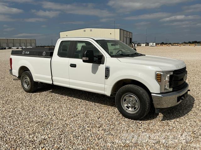 Ford F-250 Пикапи