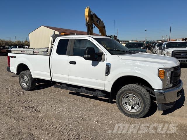 Ford F-250 Пикапи