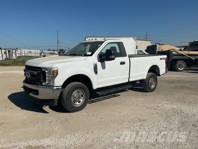 Ford F-350 Пикапи