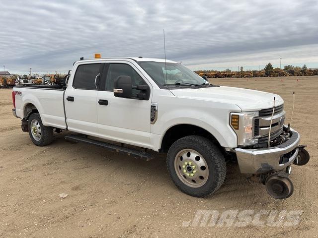 Ford F-350 Пикапи