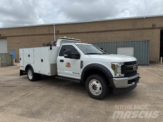 Ford F-550 Общински/универсални превозни средства

