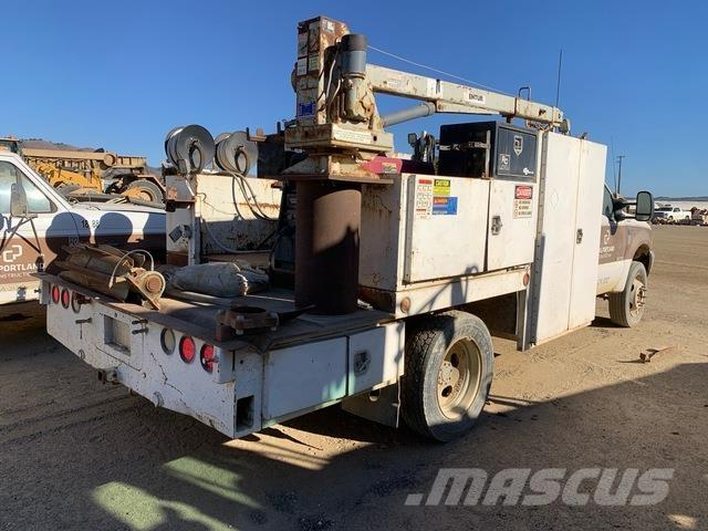 Ford F-550 Общински/универсални превозни средства
