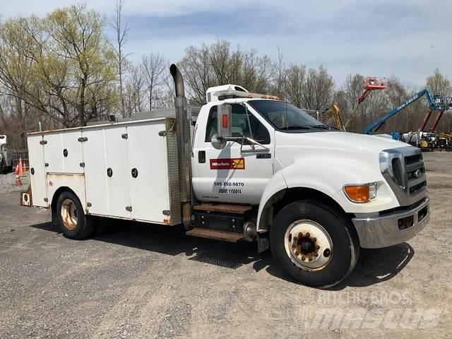 Ford F-750 Общински/универсални превозни средства
