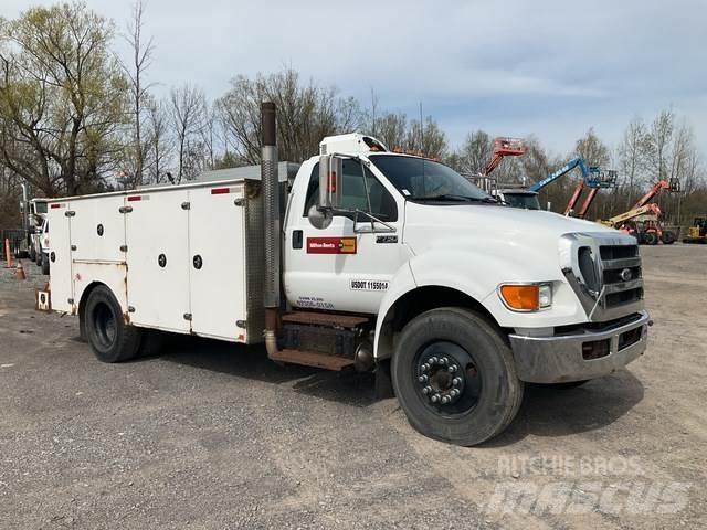 Ford F-750 Общински/универсални превозни средства
