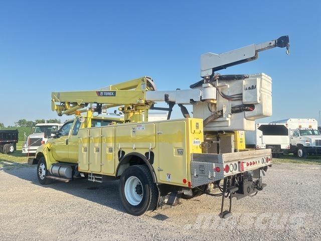 Ford F-750 Моторизирани платформи с талига