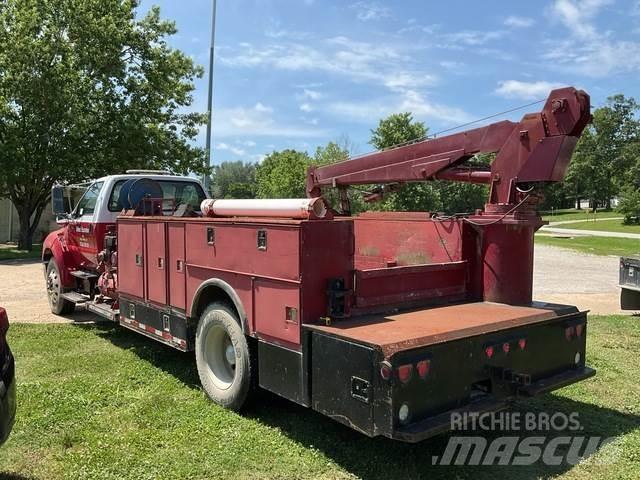 Ford F750 Общински/универсални превозни средства
