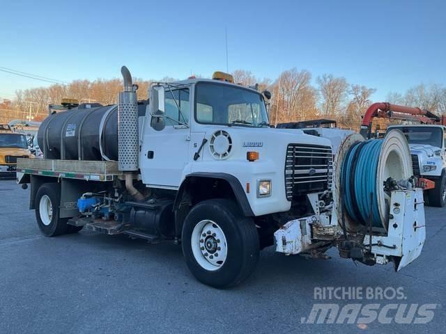 Ford L9000 Комби / вакуум камиони
