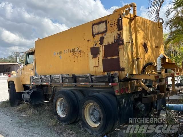 Ford LT8000 Цистерни за вода
