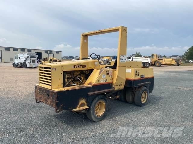 Hyster 530A Пневматични гумени  ролки
