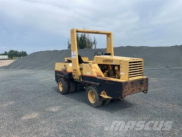 Hyster 530A Пневматични гумени  ролки
