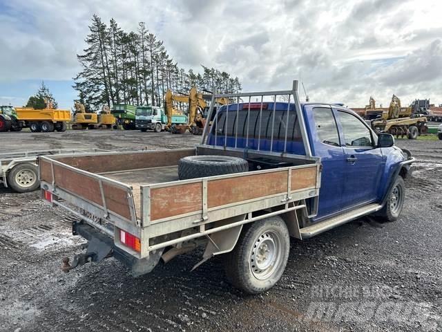 Isuzu D-Max Пикапи