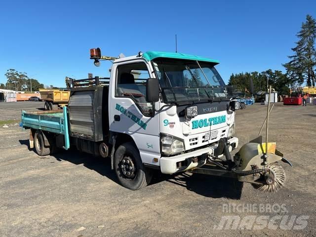 Isuzu NPR 450L Камиони за почистване