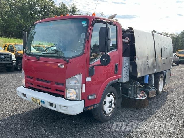 Isuzu NRR Камиони за почистване