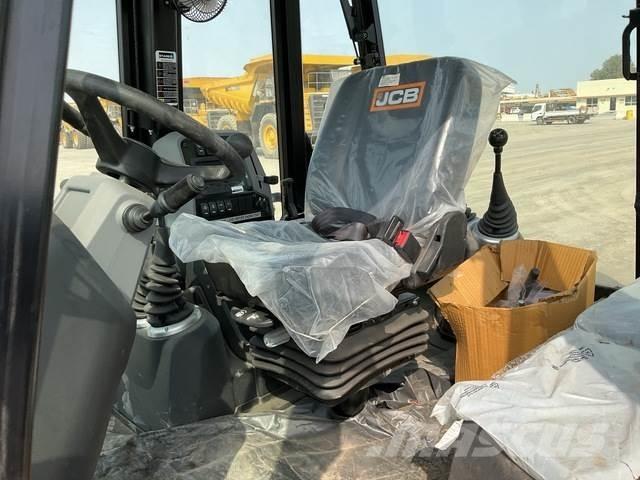 JCB 3DX Товарач със заден ексватор