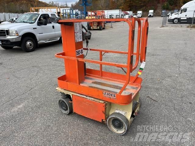 JLG 1230ES Вертикални мачтови повдигачи
