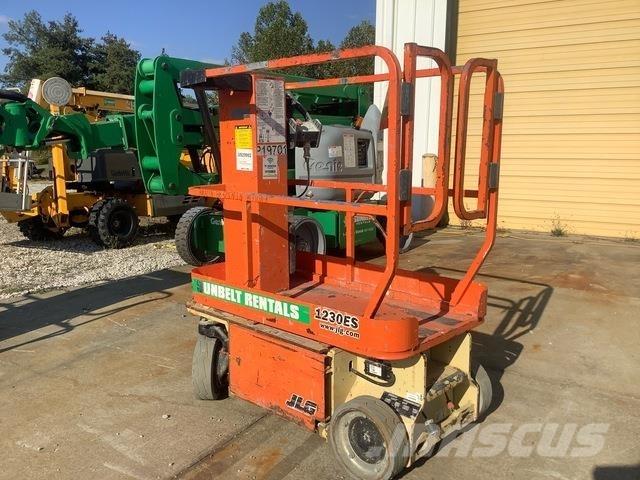 JLG 1230ES Вертикални мачтови повдигачи
