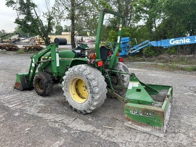John Deere  Компактни трактори