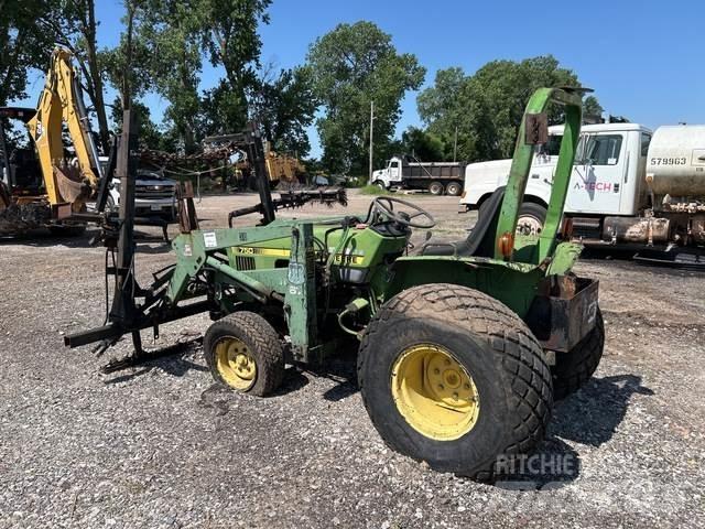John Deere 750 Компактни трактори
