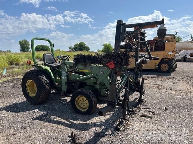 John Deere 750 Компактни трактори