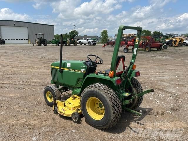 John Deere 770 Компактни трактори