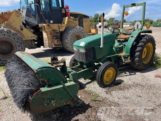 John Deere 970 Машини за почистване на закрито
