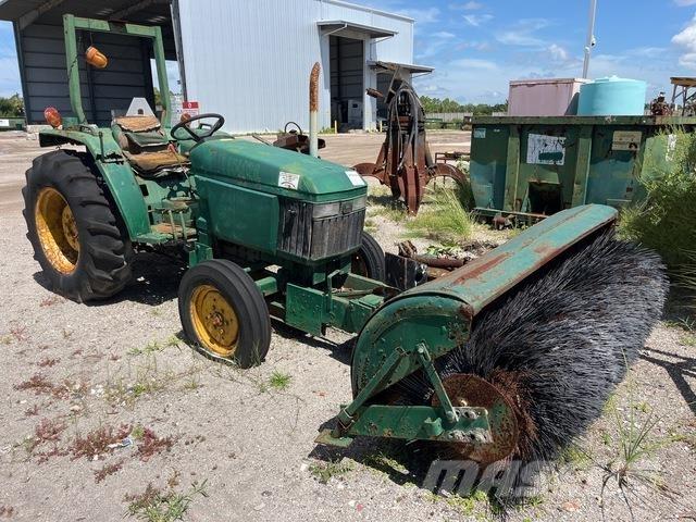 John Deere 970 Машини за почистване на закрито
