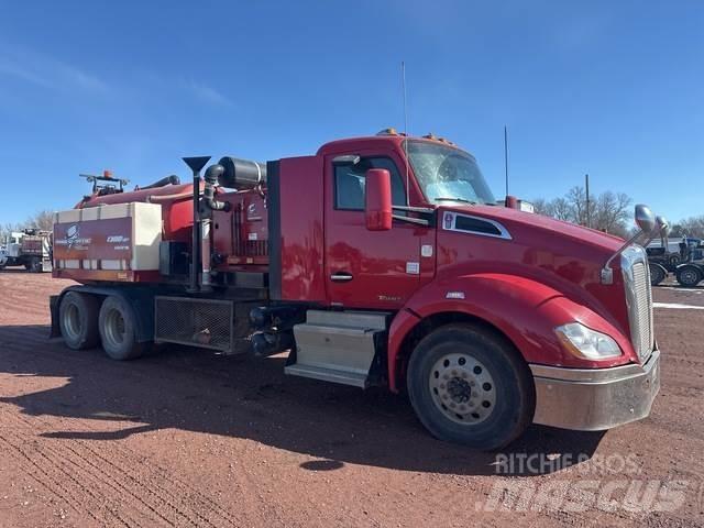 Kenworth T680 Верижен екскаватор