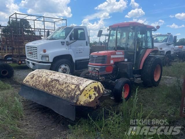 Kubota M5700 Машини за почистване на закрито
