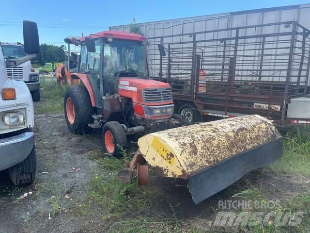 Kubota M5700 Машини за почистване на закрито
