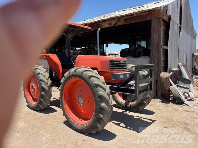 Kubota M9000 Трактори