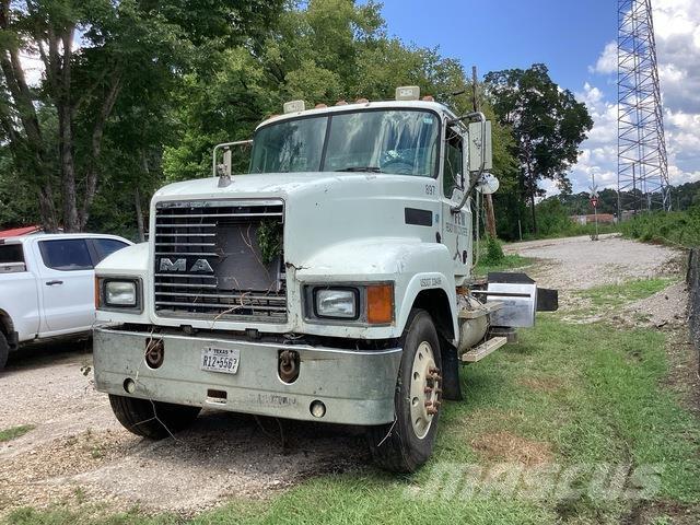 Mack CHN613 Кабини