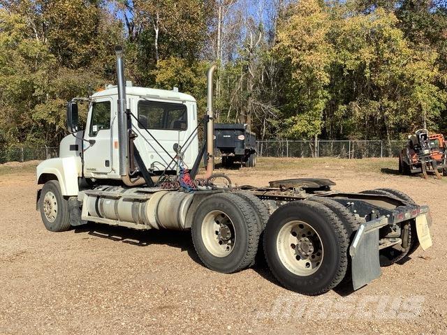 Mack CHU613 Влекачи