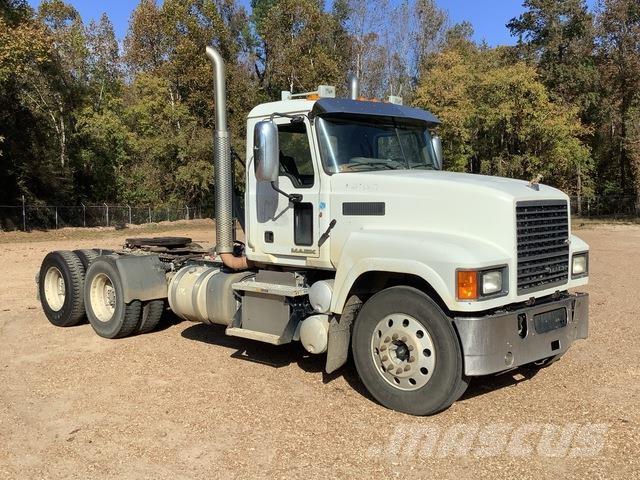 Mack CHU613 Влекачи