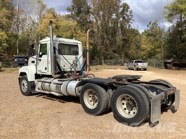 Mack CHU613 Влекачи