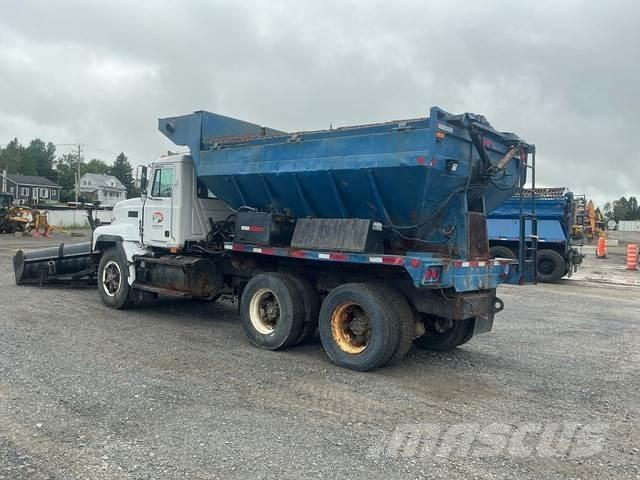 Mack CL713 Снегочистачки