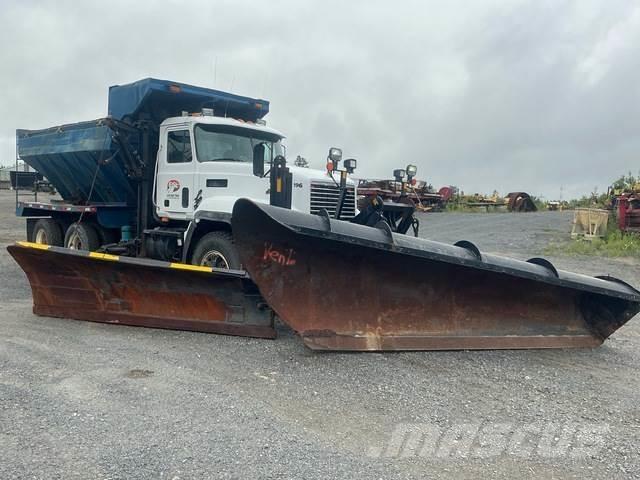 Mack CL713 Снегочистачки