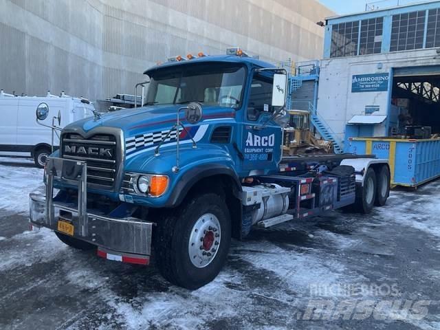 Mack CV713 Камиони със скипов подемник