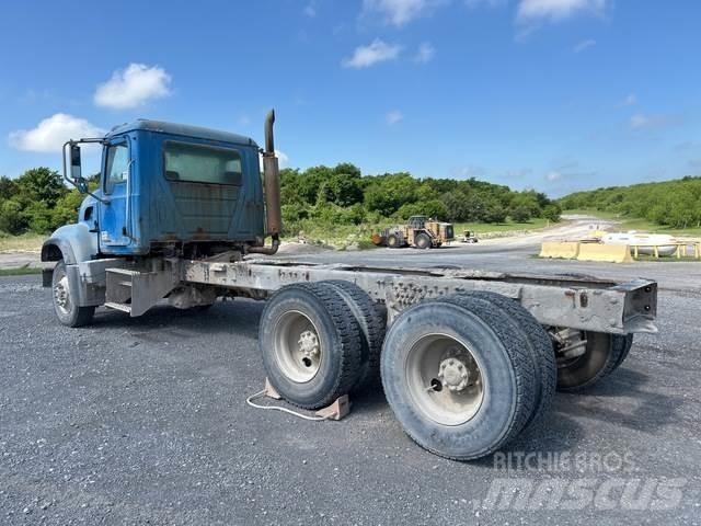 Mack CV713 Кабини
