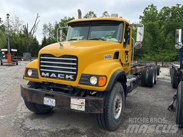 Mack CV713 Кабини