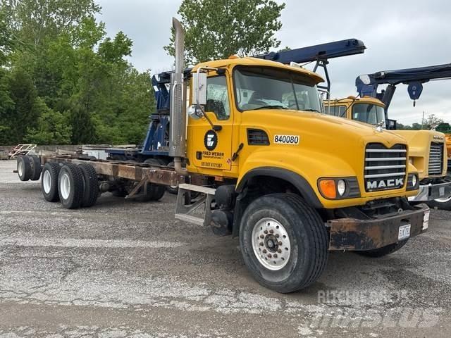 Mack CV713 Кабини