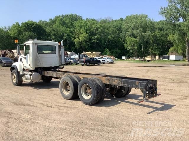 Mack CV713 Кабини