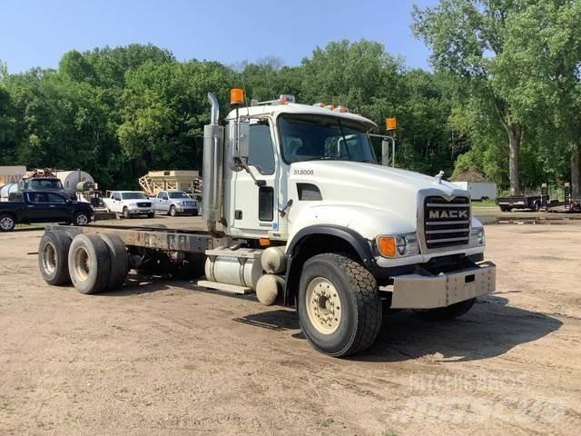 Mack CV713 Кабини